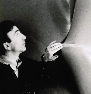 agostino bonalumi nel suo studio